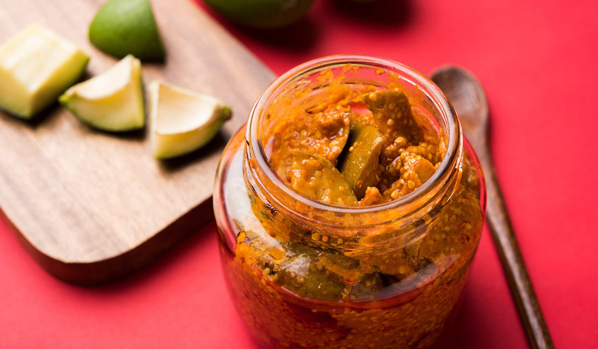 چطور بفهمیم ترشی انبه فاسد شده؟ بهترین روش برای تشخیص فساد ترشی انبه 2 تغییر رنگ ترشی انبه