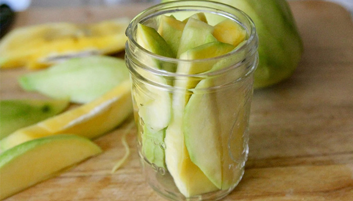 راز ترشی انبه بازاری فاش شد: فقط برای ترشی انبه کال درست می کنند!