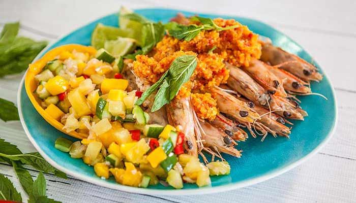 ترشی انبه تنها یک چاشنی سنتی نیست؛ بلکه ابزاری خلاقانه و حرفه‌ای برای سرو ترشی انبه با غذاهای مدرن است. این چاشنی می‌تواند غذاهای ساده و کلاسیک را به تجربه‌ای متفاوت و به‌یادماندنی تبدیل کند. از سالاد و پاستا گرفته تا پیتزا و پیش‌غذاهای مدرن، ترشی انبه با ترکیب طعم‌های تند، ترش و شیرین، تعادل و جذابیت ویژه‌ای ایجاد می‌کند.